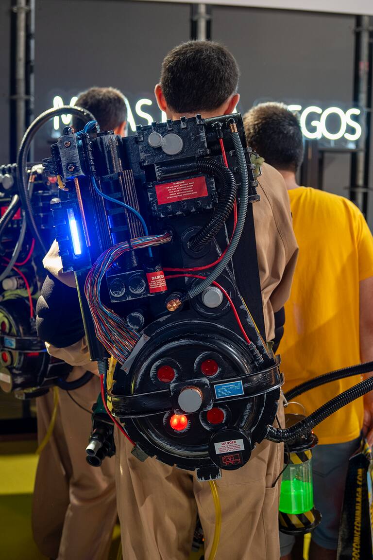 Un cazafantasma interesado en un stand de la SDCC Málaga.