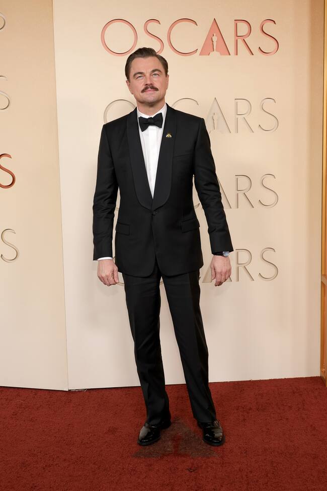 El actor que llegaba en calidad de nominado a mejor actor por Una batalla tras otra, mostraba su versión más clásico con traje negro y pajarita, aunque la atención se centró en su mostacho.