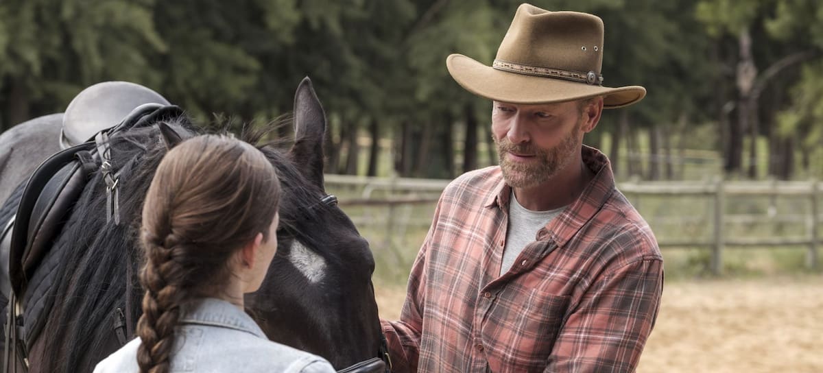 Iain Glen (d) y Mackenzie Foy (i) en una escena de 'Black Beauty'