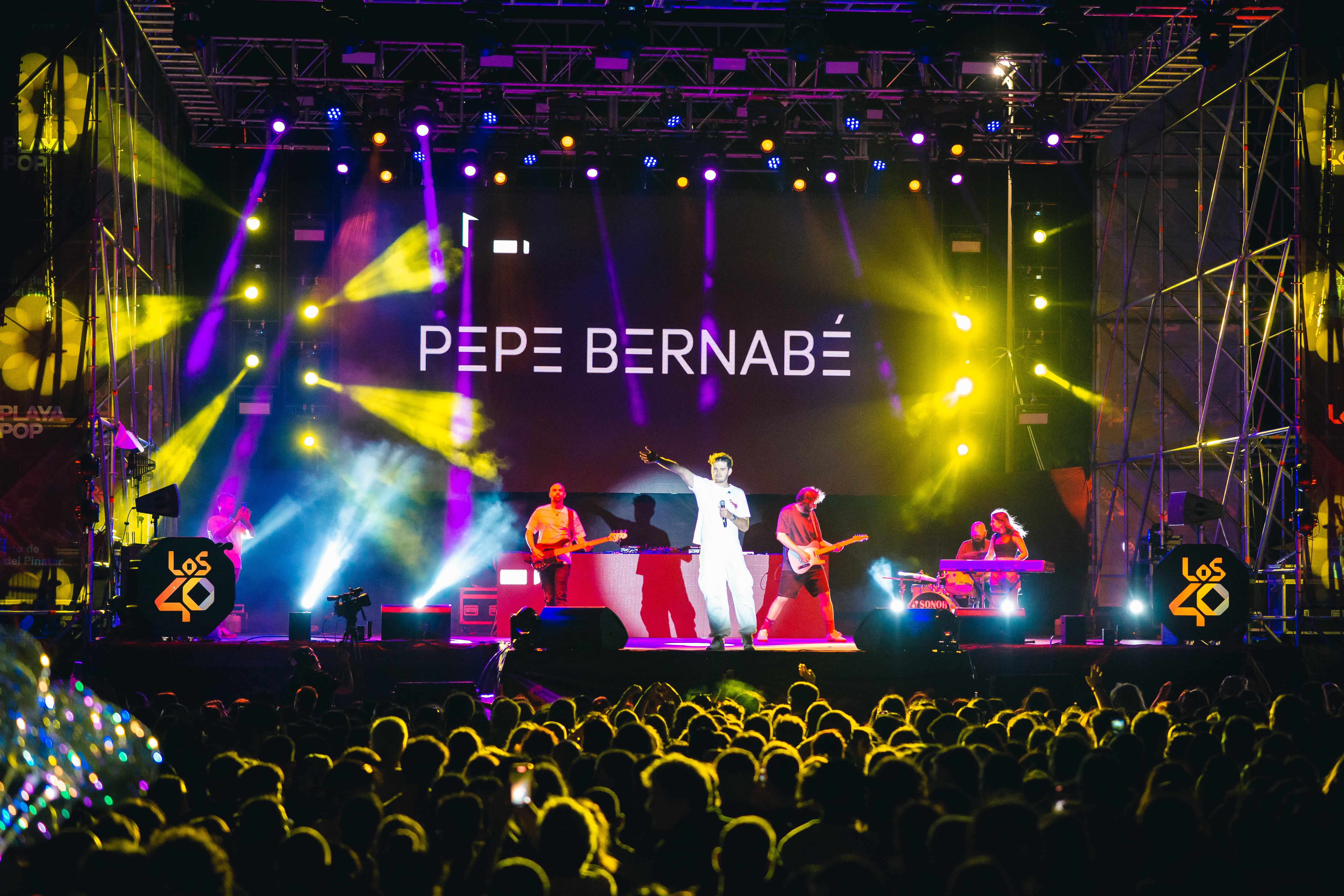 Pepe Bernabé se metió al público de Murcia en el bolsillo con su balada romántica 'Aunque no sea a mi lado'.