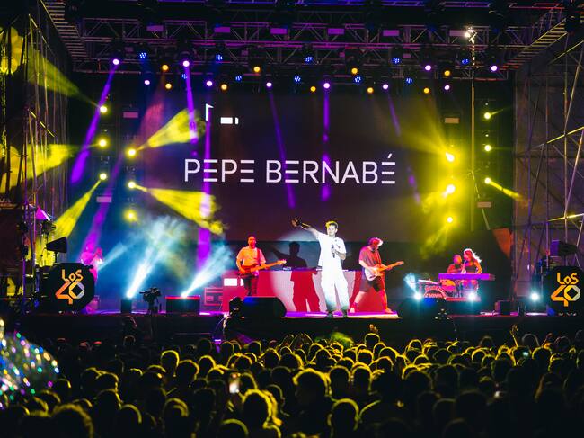 Pepe Bernabé se metió al público de Murcia en el bolsillo con su balada romántica 'Aunque no sea a mi lado'.