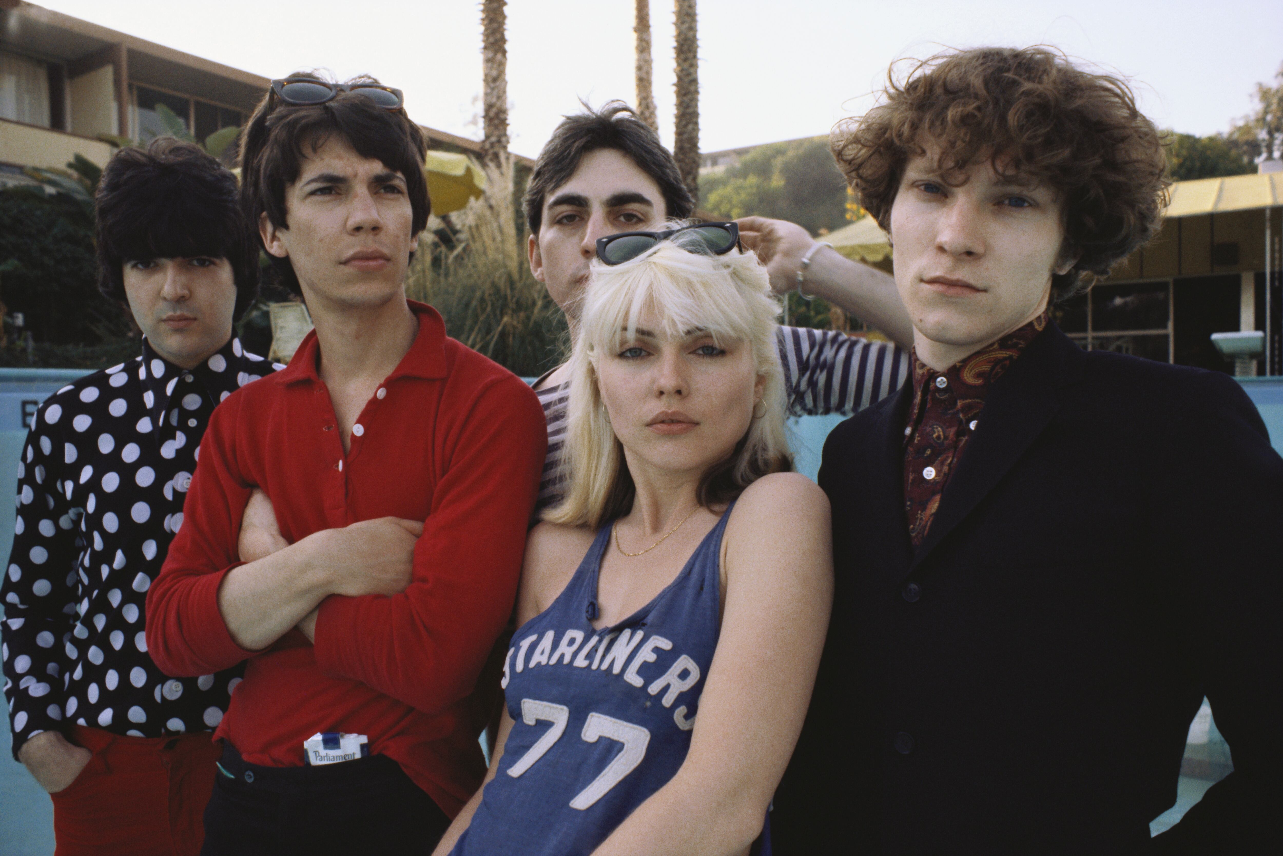 Chris Stein, Jimmy Destri, Debbie Harry, Gary Valentine y Clem Burke (a la izquierda) de Blondie en 1977 en Los Angeles, California.