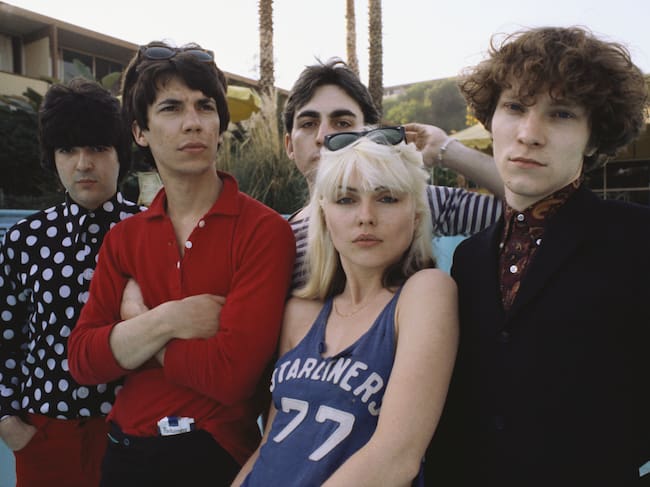 Chris Stein, Jimmy Destri, Debbie Harry, Gary Valentine y Clem Burke (a la izquierda) de Blondie en 1977 en Los Angeles, California.