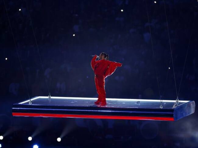 Rihanna cantando subida a una plataforma en la Super Bowl 2023.