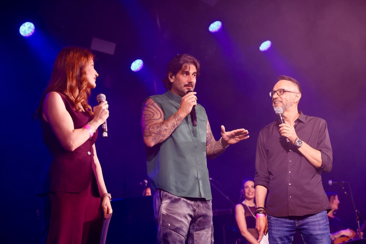 “Aquí habéis venido a escuchar a uno de los grandísimos artistas de nuestro país, y ese es Melendi. Está que se canta encima”, decían Jaime Moreno y Saray Esteso, encargados de presentar el gran evento. “Buenas noches, me canto encima. Hay pocas cosas más bonitas que ese amor incondicional después de tantos años, muchísimas gracias”, dijo el cantante antes de empezar a cantar.