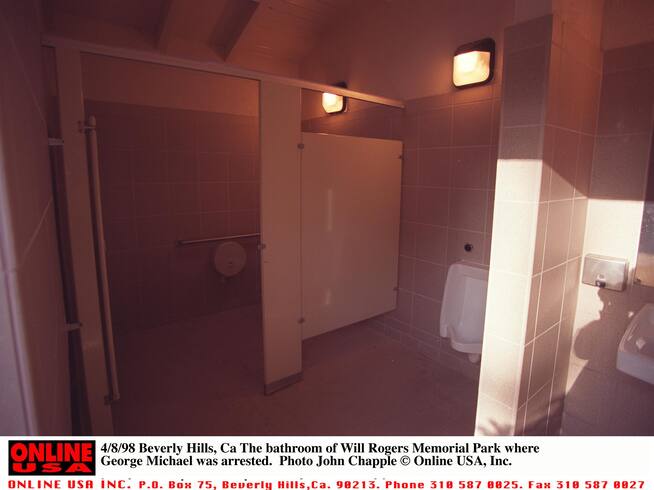El baño donde arrestaron a George Michael