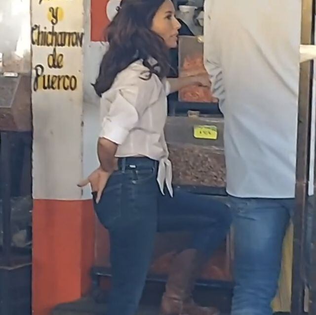 Eva Longoria visita puesto de chicharrones en mercado de Monterrey