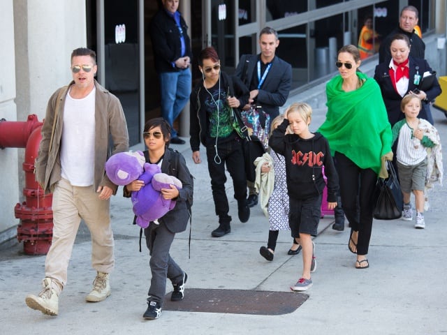 Brad Pitt y Angelina Jolie, fotografiados en el aeropuerto de Los Angeles en 2014 junto a sus hijos.