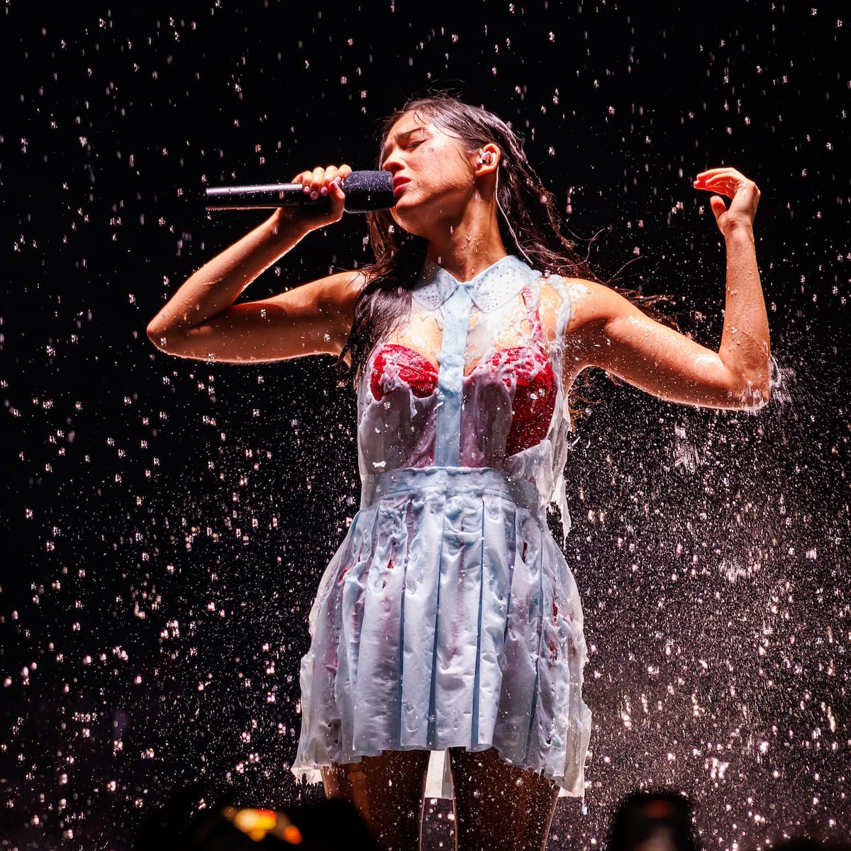 Así es como se creó el icónico vestido de Olivia Rodrigo que se deshace al ritmo de 'The Cure' en 'The Unraveled Tour'