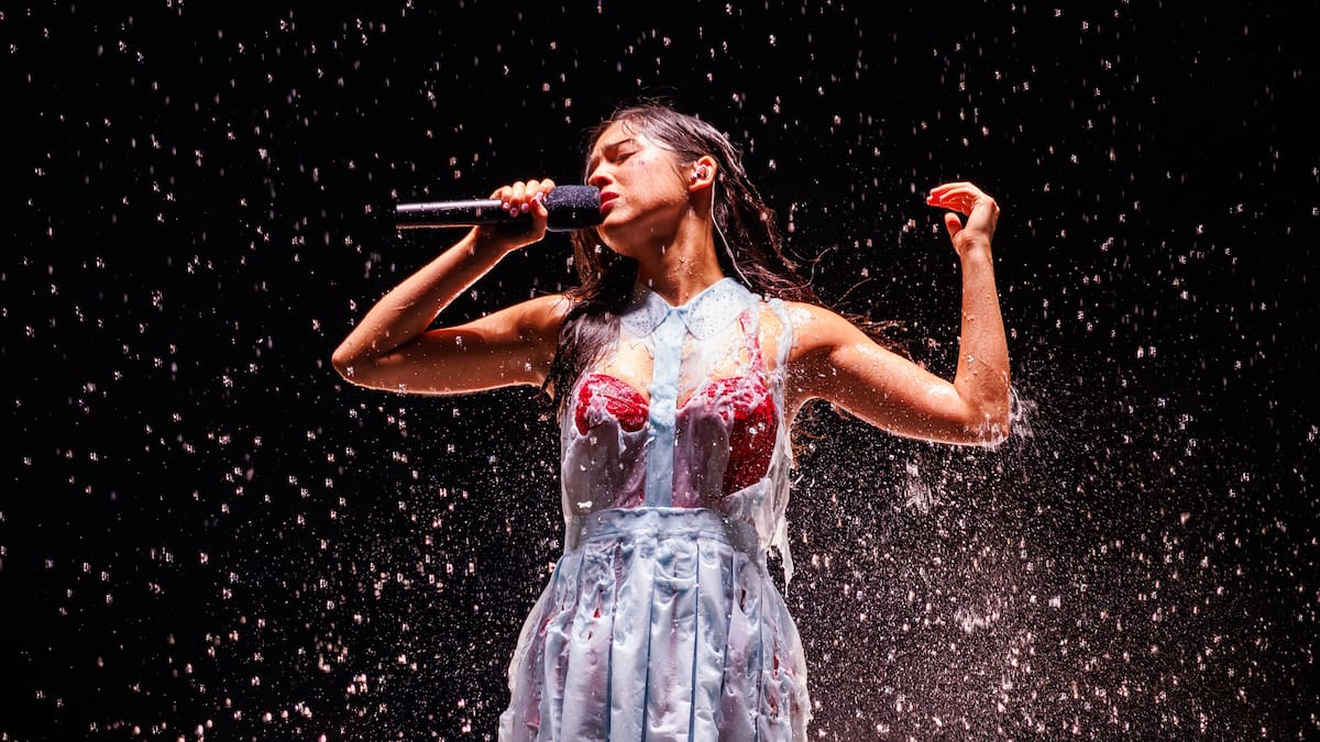 Así es como se creó el icónico vestido de Olivia Rodrigo que se deshace al ritmo de 'The Cure' en 'The Unraveled Tour'