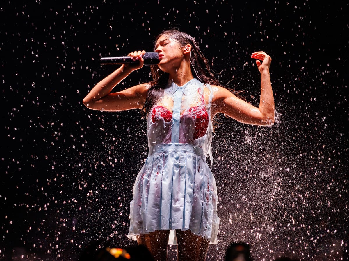 Así es como se creó el icónico vestido de Olivia Rodrigo que se deshace al ritmo de 'The Cure' en 'The Unraveled Tour'