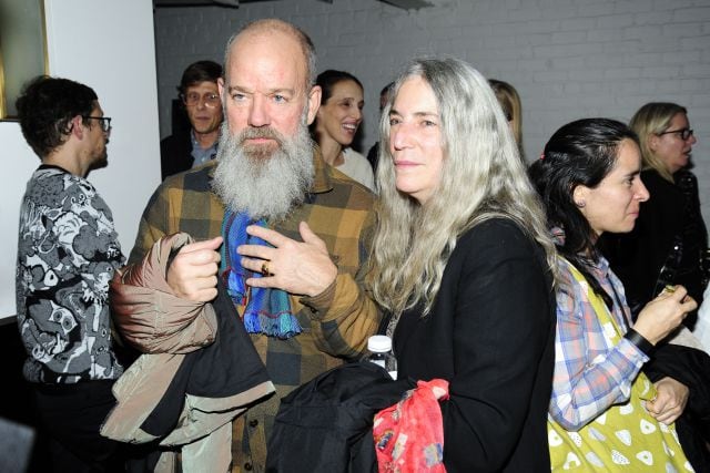 Michael Stipe y Patti Smith asisten a una exposición artística en una galería de Nueva York (2016)