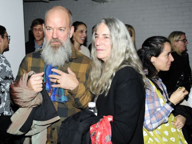 Michael Stipe y Patti Smith asisten a una exposición artística en una galería de Nueva York (2016)