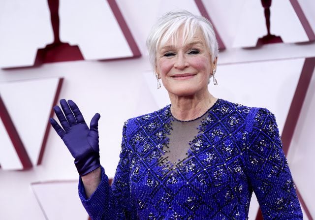 Glenn Close llega con su vestido de Armani