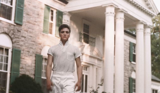 Elvis Presley posa en Graceland en torno al año 1957.