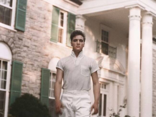 Elvis Presley posa en Graceland en torno al año 1957.