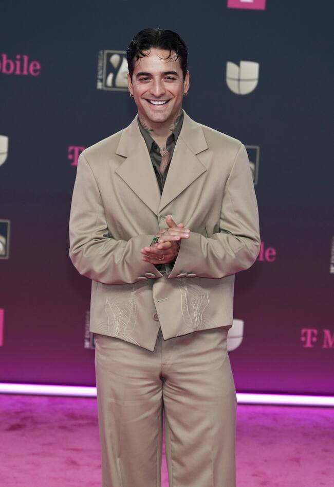 Todavía le estamos dando vueltas a si el nuevo look de Maluma es el que más le favorece. Le ha quitado años, pero no acabamos de reconocerle. Además, ha dejado paso a lo oversize como vimos con este traje en tonos marrones.