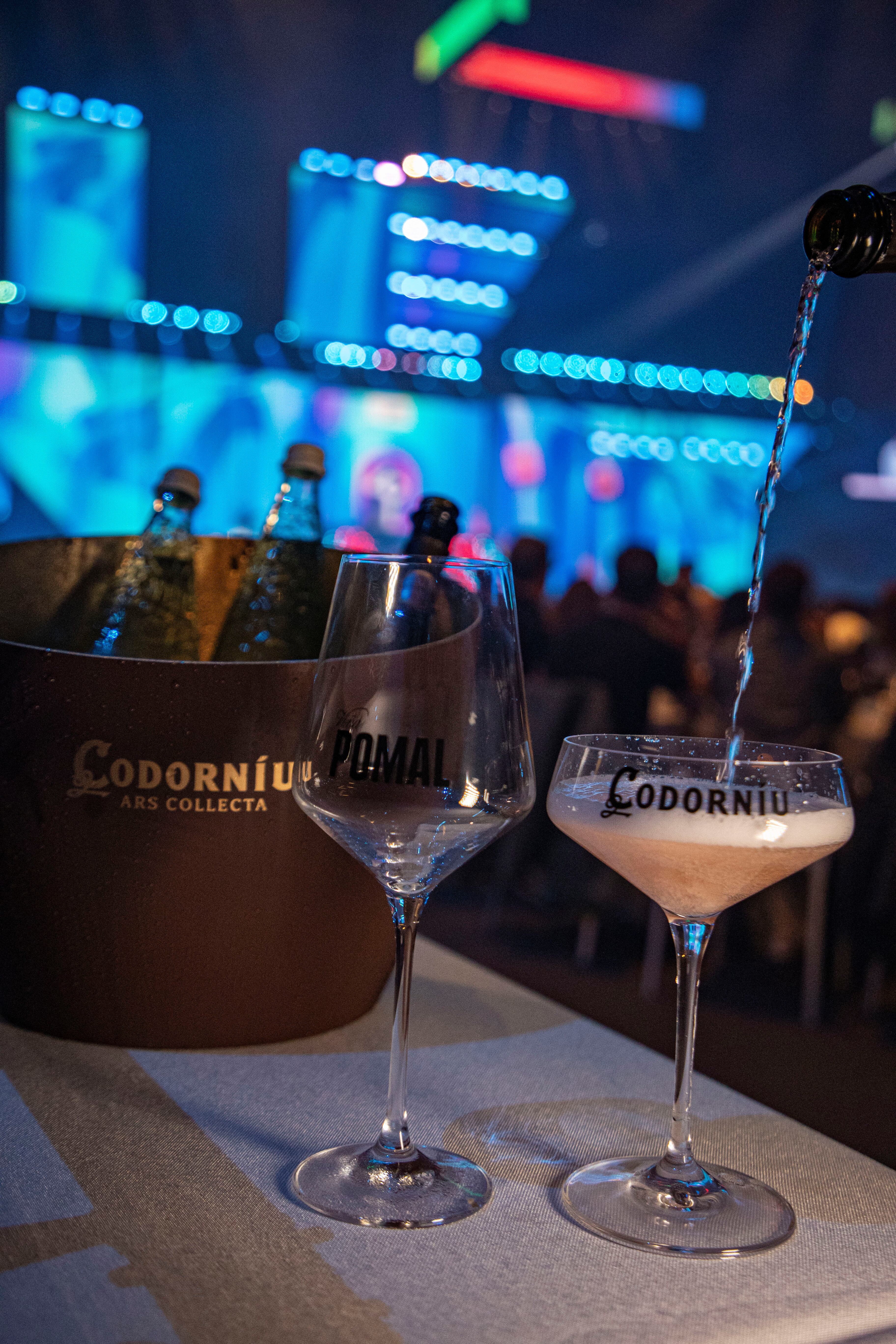 Codorniú, vino oficial de LOS40 Music Awards 2024, se volcó también con nuestra gala y contribuyó solidariamente para ayudar a los afectados por la DANA. Sus mejores vinos y cavas estuvieron presentes en la zona de mesas de artistas e invitados.