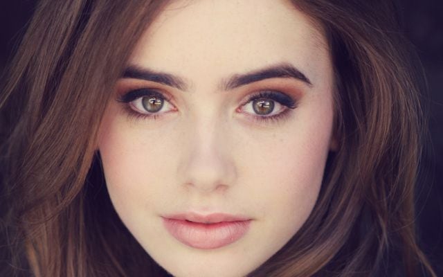 Lily Collins también presume de cejas.