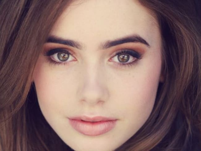Lily Collins también presume de cejas.