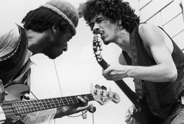 Carlos Santana y David Brown tocan juntos en el festival Woodstock, en agosto de 1969.