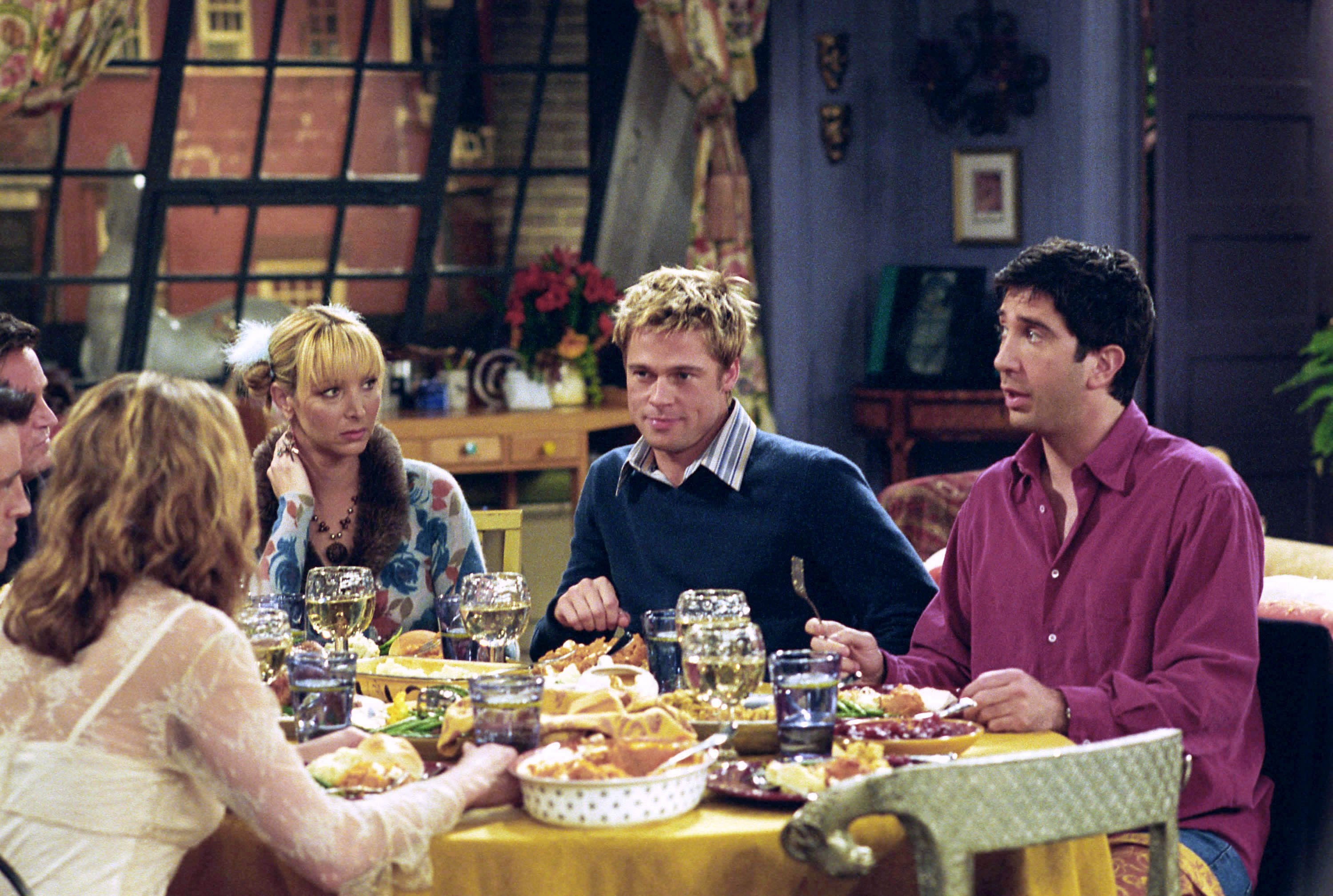 Jennifer Aniston, Lisa Kudrow, Brad Pitt, David Schwimmer en el episodio 'The One With The Rumor' de 'Friends'.