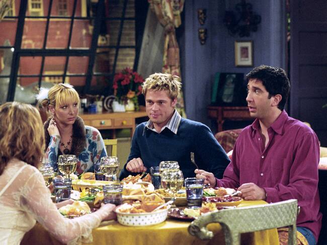 Jennifer Aniston, Lisa Kudrow, Brad Pitt, David Schwimmer en el episodio 'The One With The Rumor' de 'Friends'.