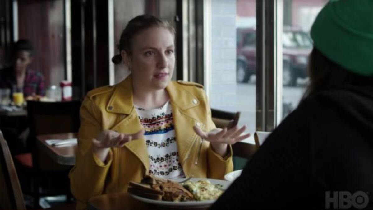 La chaqueta amarilla de Zara se cuela en una serie internacional de éxito