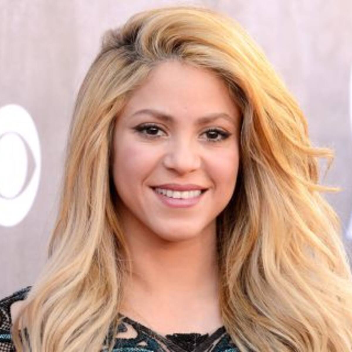 Shakira dice que no vende más discos por cantar en inglés