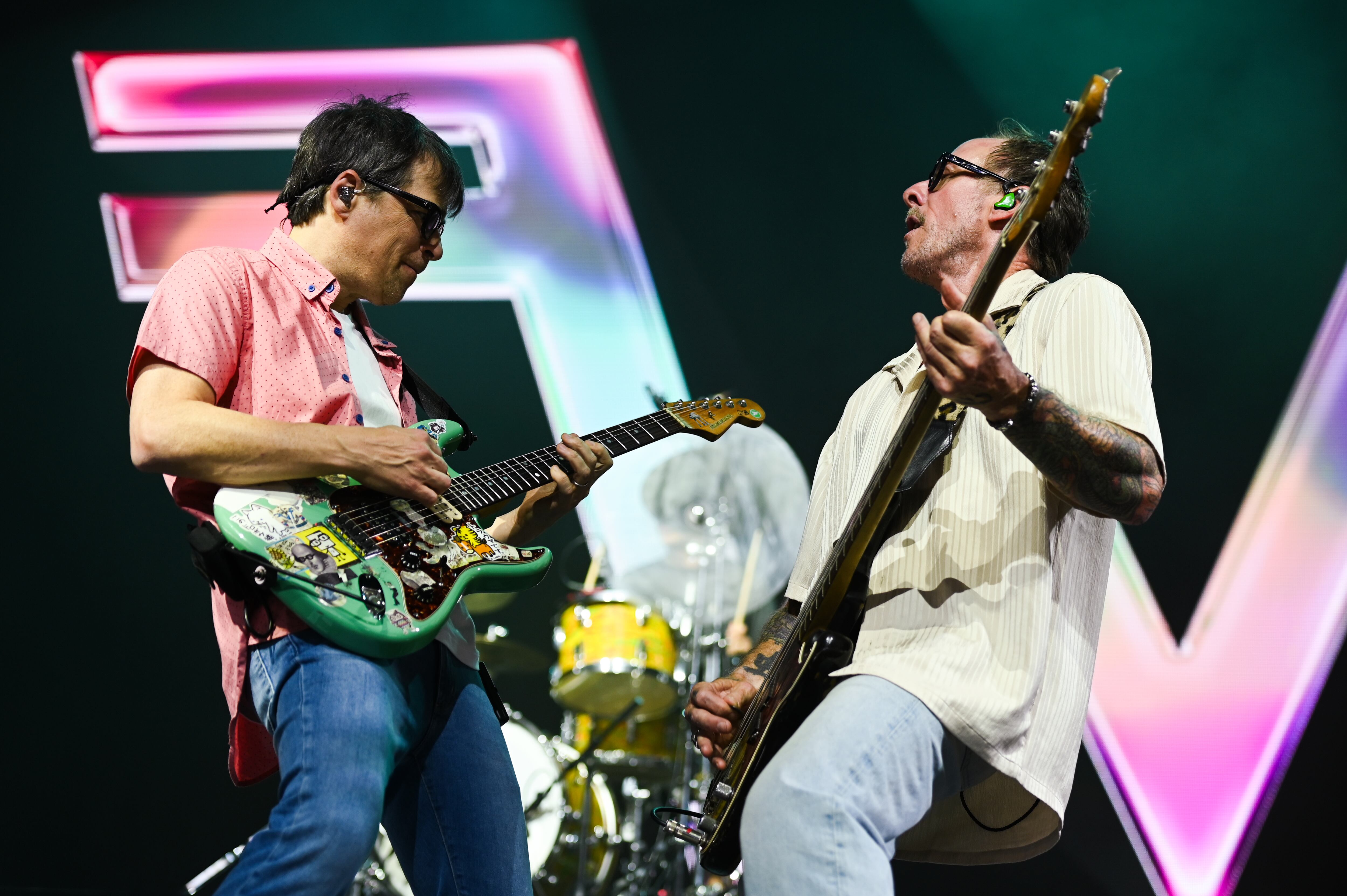 Hemos visto a Scott Shriner, bajista de Weezer, en la actuación del grupo en Coachella tan solo unos días después de que su mujer, la escritora de true crime, Jillian Lauren fuera herida y detenida por la policía por intento de asesinato.