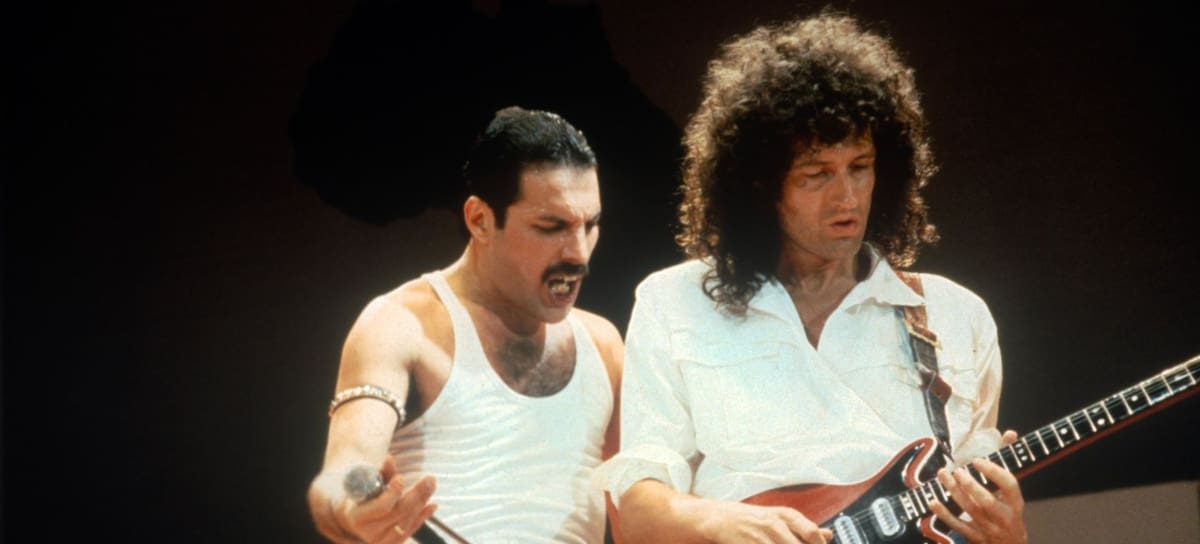 Freddie Mercury y Brian May actúan con Queen en el Live Aid en 1985 en Londres.
