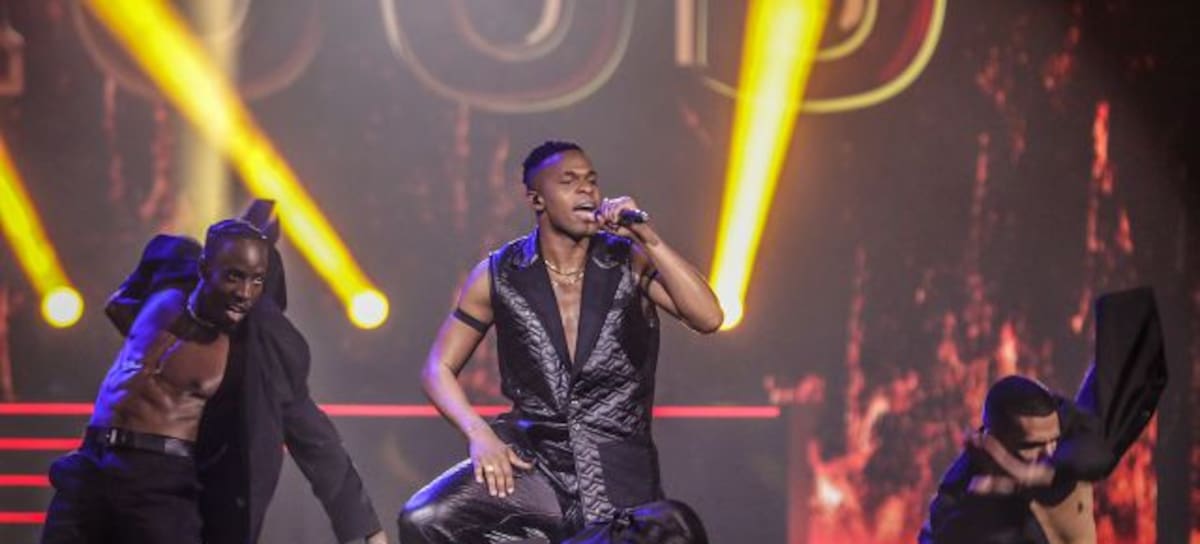 Famous cantando en el escenario del Benidorm Fest 2023.
