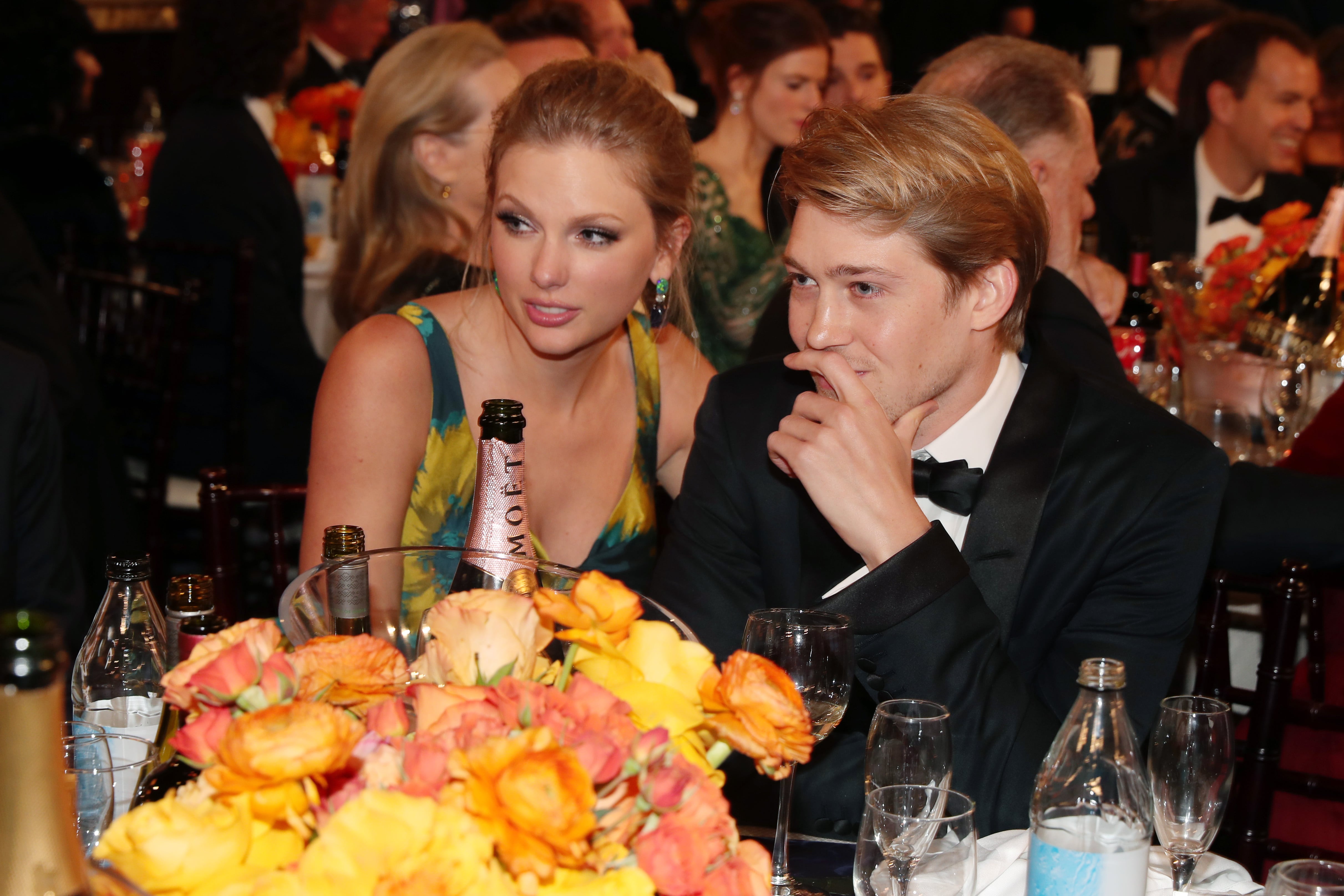 Taylor Swift y Joe Alwyn en la 77 edición de los Golden Globe Awards ((Photo by Christopher Polk/NBC/NBCU Photo Bank)