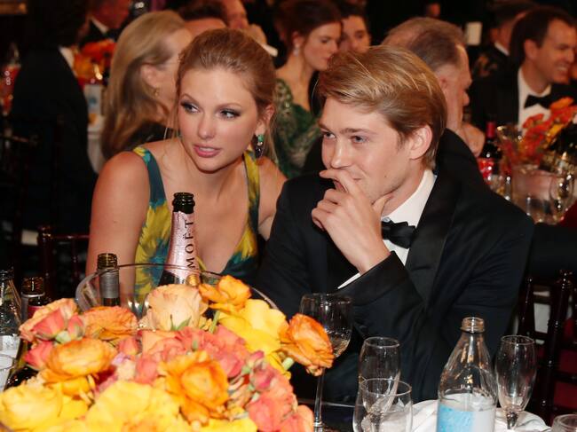 Taylor Swift y Joe Alwyn en la 77 edición de los Golden Globe Awards ((Photo by Christopher Polk/NBC/NBCU Photo Bank)