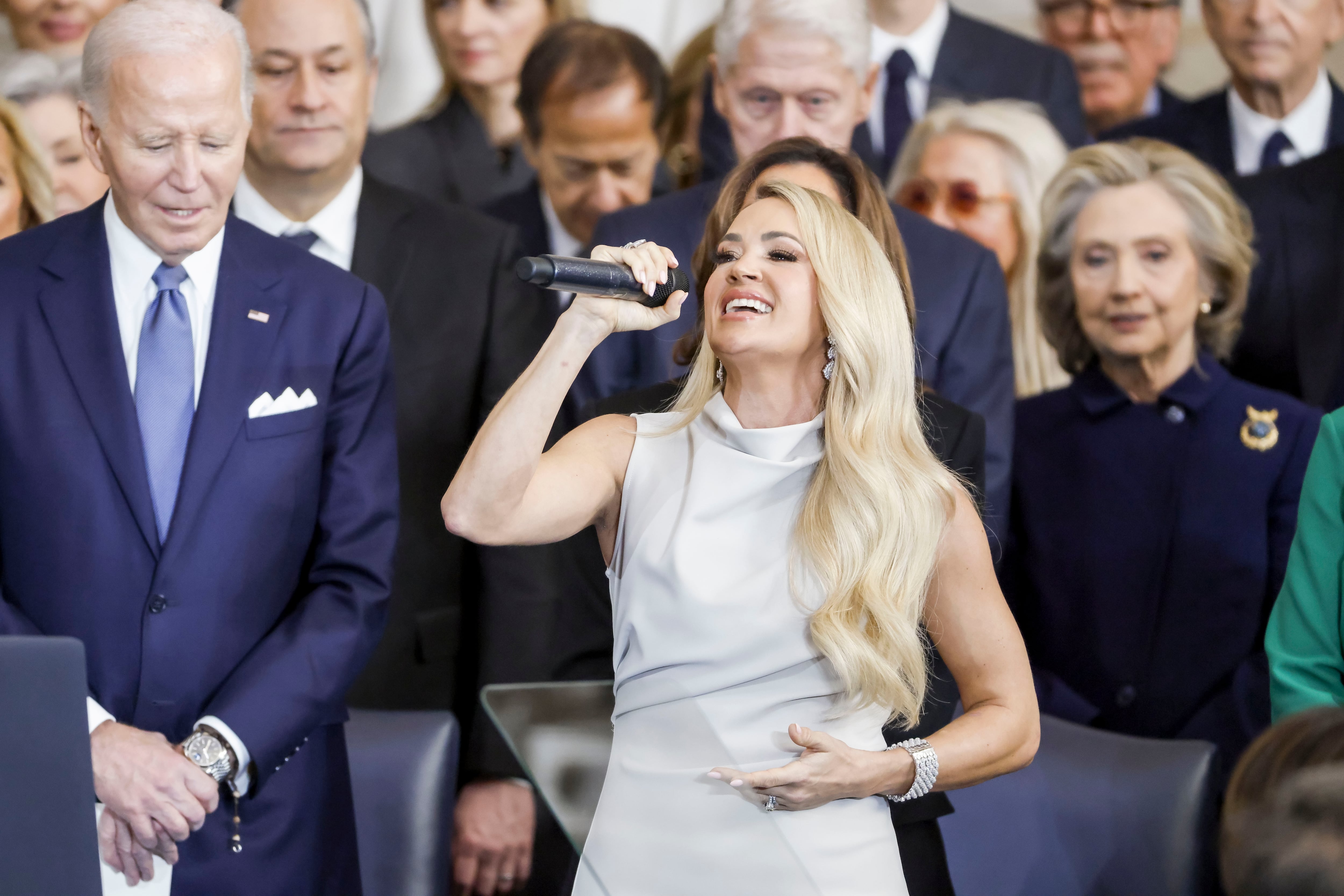 Carrie Underwood canta &quot;America the Beautiful&quot; enla investidura del presidente Donald Trump