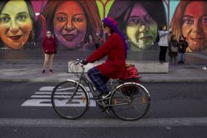 Una mujer circula en bicicleta en Madrid el 8 de Marzo de 2020