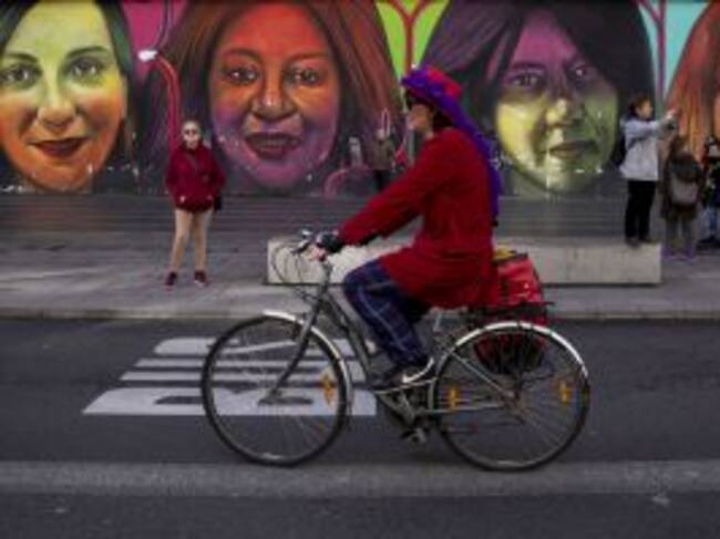 Una mujer circula en bicicleta en Madrid el 8 de Marzo de 2020