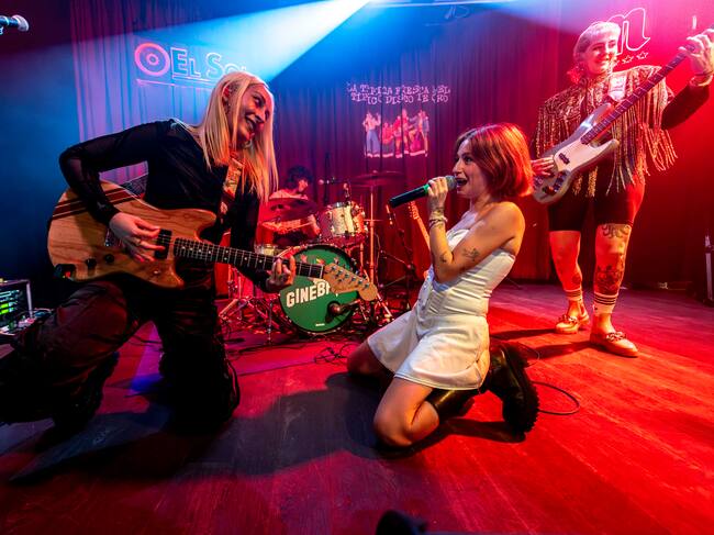 Ginebras reciben el Disco de Oro por 'La Típica Canción'. Foto de: @nabscab