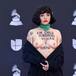 MON LAFERTE DENUNCIA LA SITUACIÓN EN CHILE CON UN TOPLESS EN LOS GRAMMY LATINOS