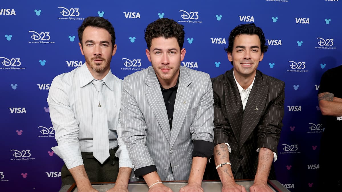 Letra y significado de 'Listen When Sad', la canción de Jonas Brothers que rescata una práctica de los 2000 hoy en desuso