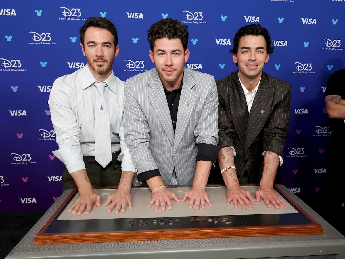 Letra y significado de 'Listen When Sad', la canción de Jonas Brothers que rescata una práctica de los 2000 hoy en desuso