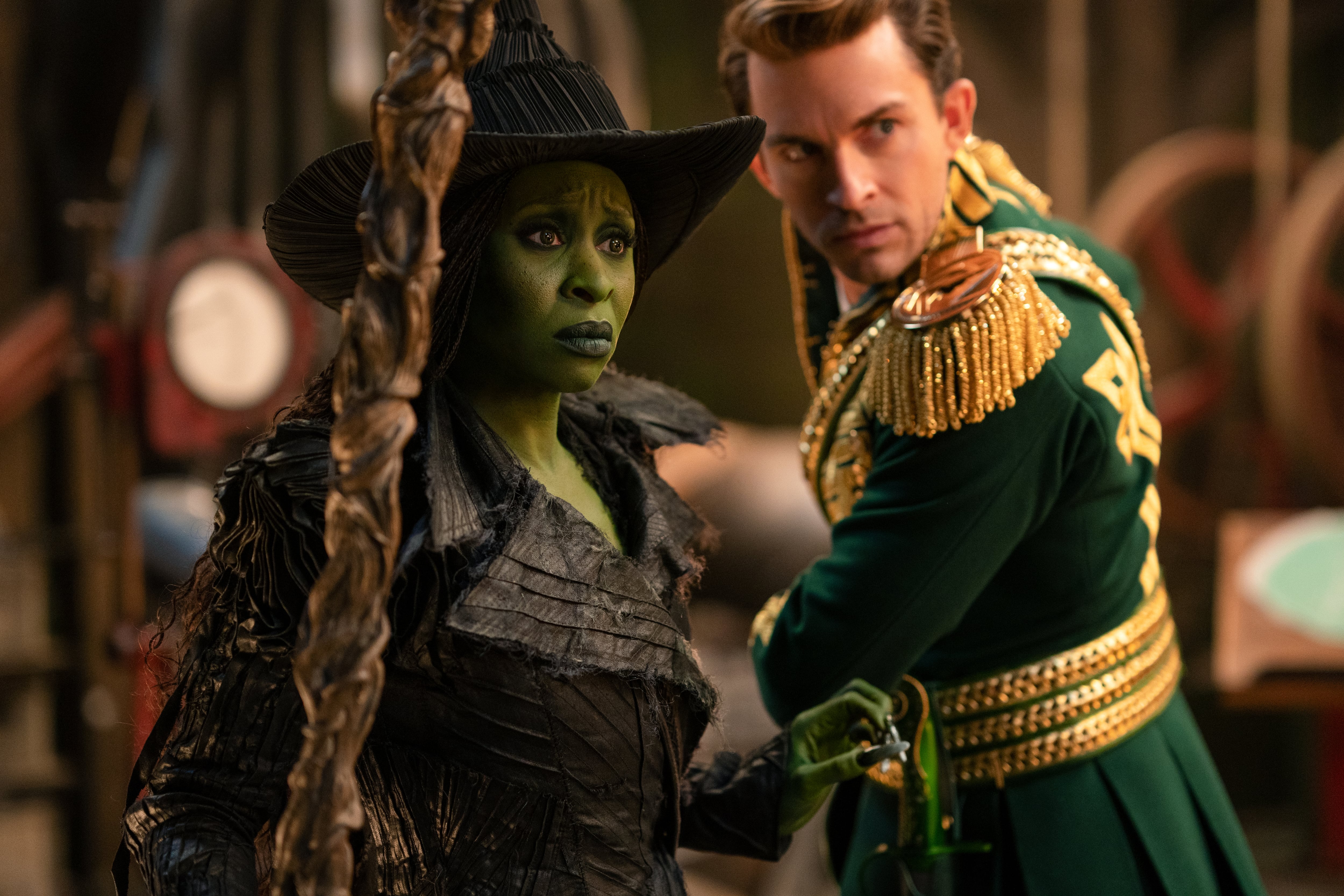 Cynthia Erivo como Elphaba y Jonathan Bailey como Fiyero en &#039;WICKED Parte II&#039;.  / Universal Pictures
