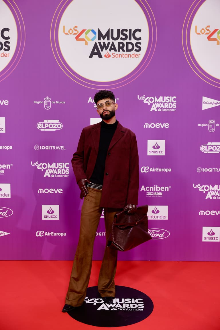 El artista colombiano ha aprovechado su primera vez en Valencia para acudir a LOS40 Music Awards Santander 2025 donde nos ha enamorado un estilismo súper otoñal.
