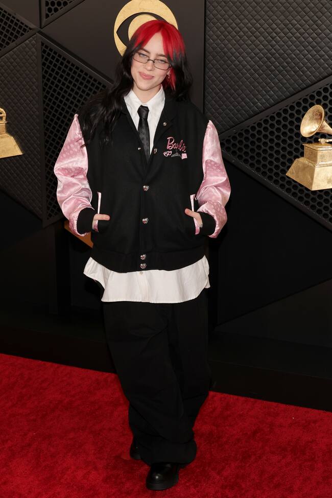 Billie Eilish volvió a ser Billie Eilish sobre la alfombra roja. Que nadie se confunda y se piense que no nos gusta su faceta pin-up de los últimos años pero donde la solista estadounidense ha triunfado siempre es en sus estilos casuals y oversize. Esa chaqueta de Barbie tiene que ser nuestra