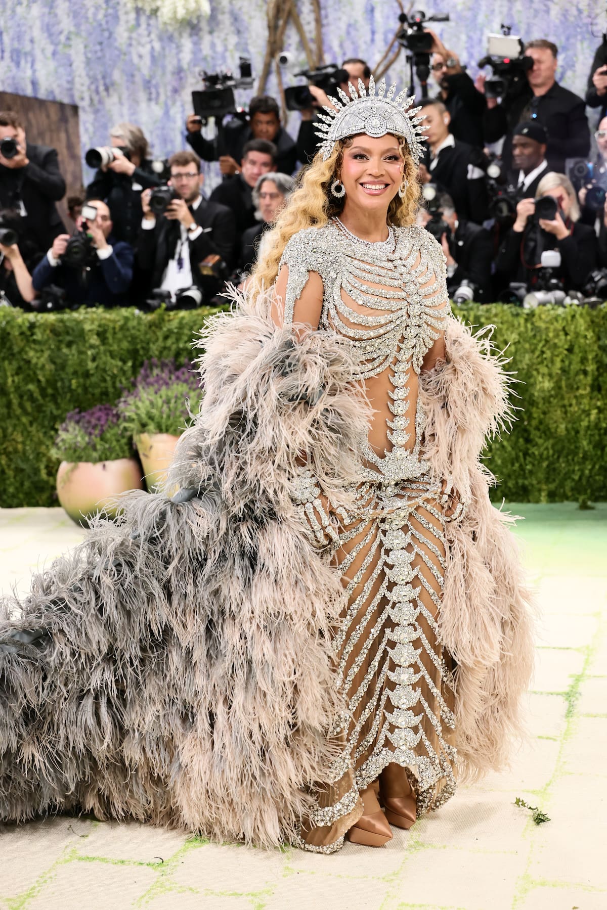 La artista , una de las anfitrionas de la gala, deslumbró con su naked dress de pedrería con un esqueleto en diamantes. Un diseño de Olivier Rousteing con el que Queen B ha hecho historia.