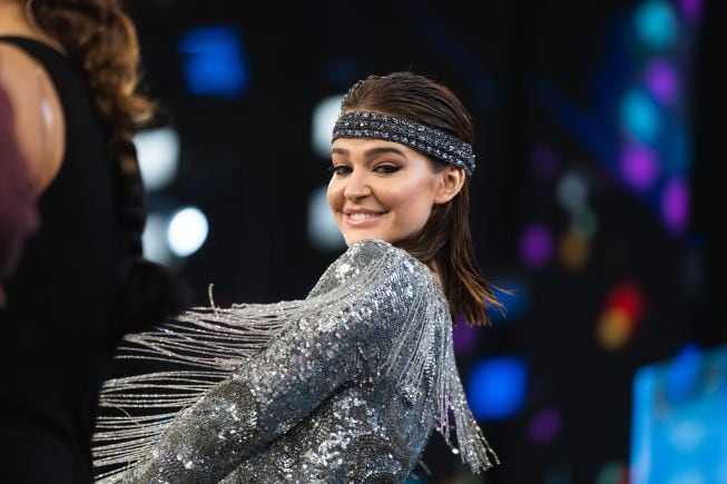 Laura Escanes con un traje muy brillante haciendo su reto en &#039;El Desafío&#039;.