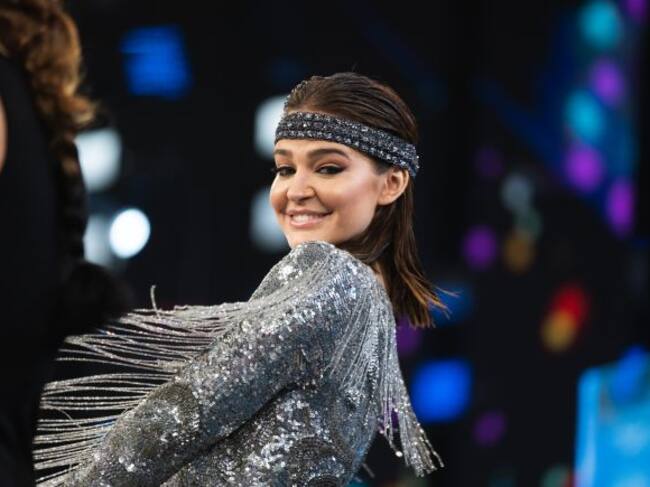 Laura Escanes con un traje muy brillante haciendo su reto en 'El Desafío'.