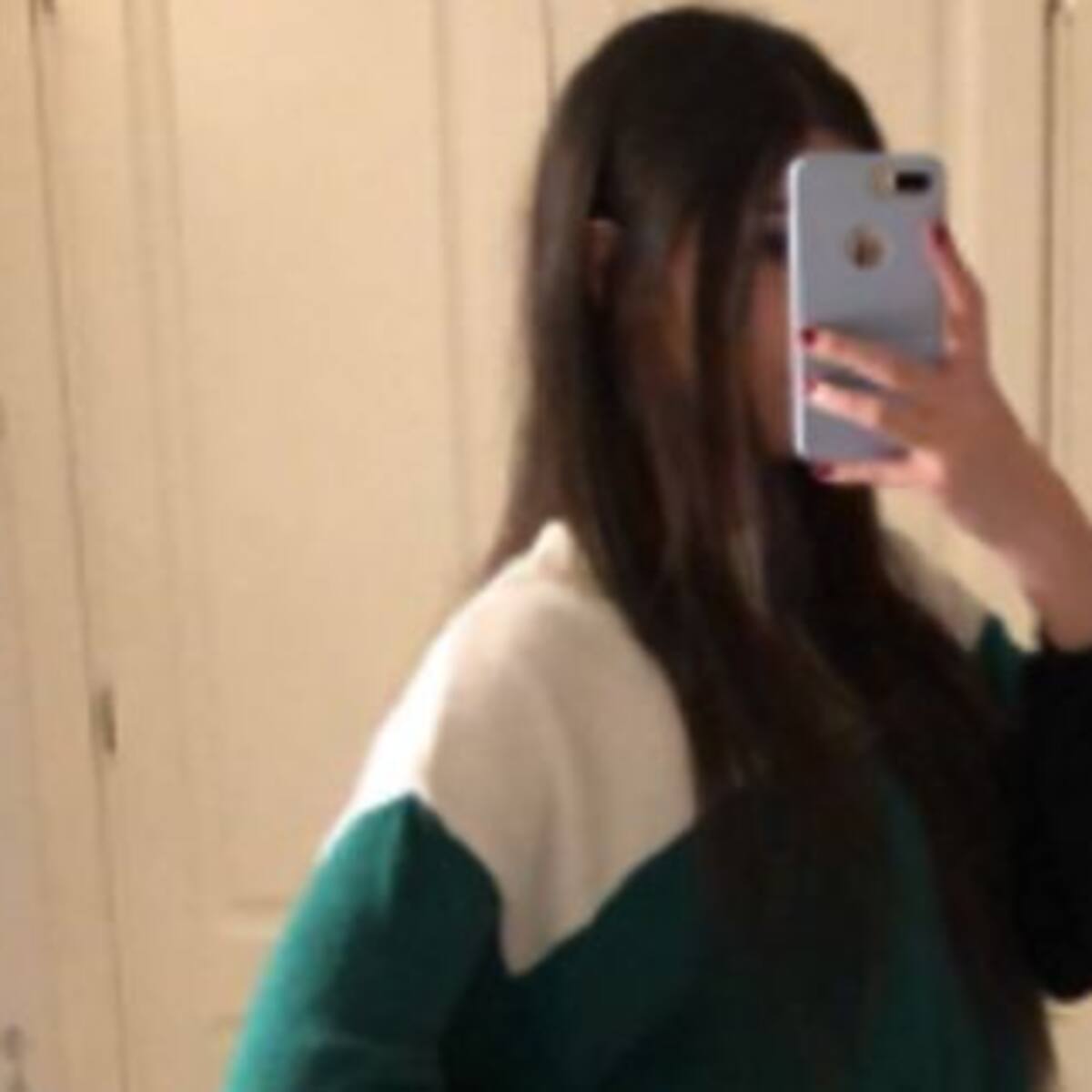 ¿Esta chica tiene una o dos piernas?