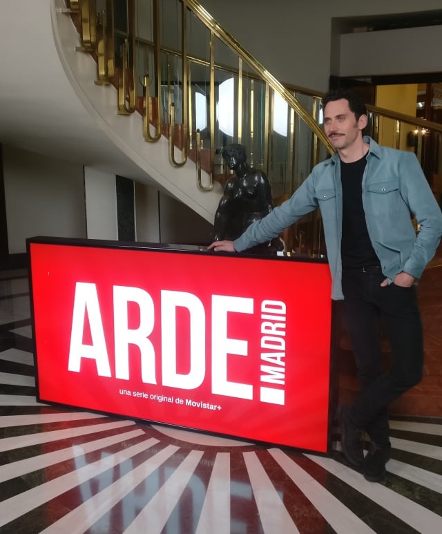 Paco León junto al cartel de &#039;Arde Madrid&#039;.