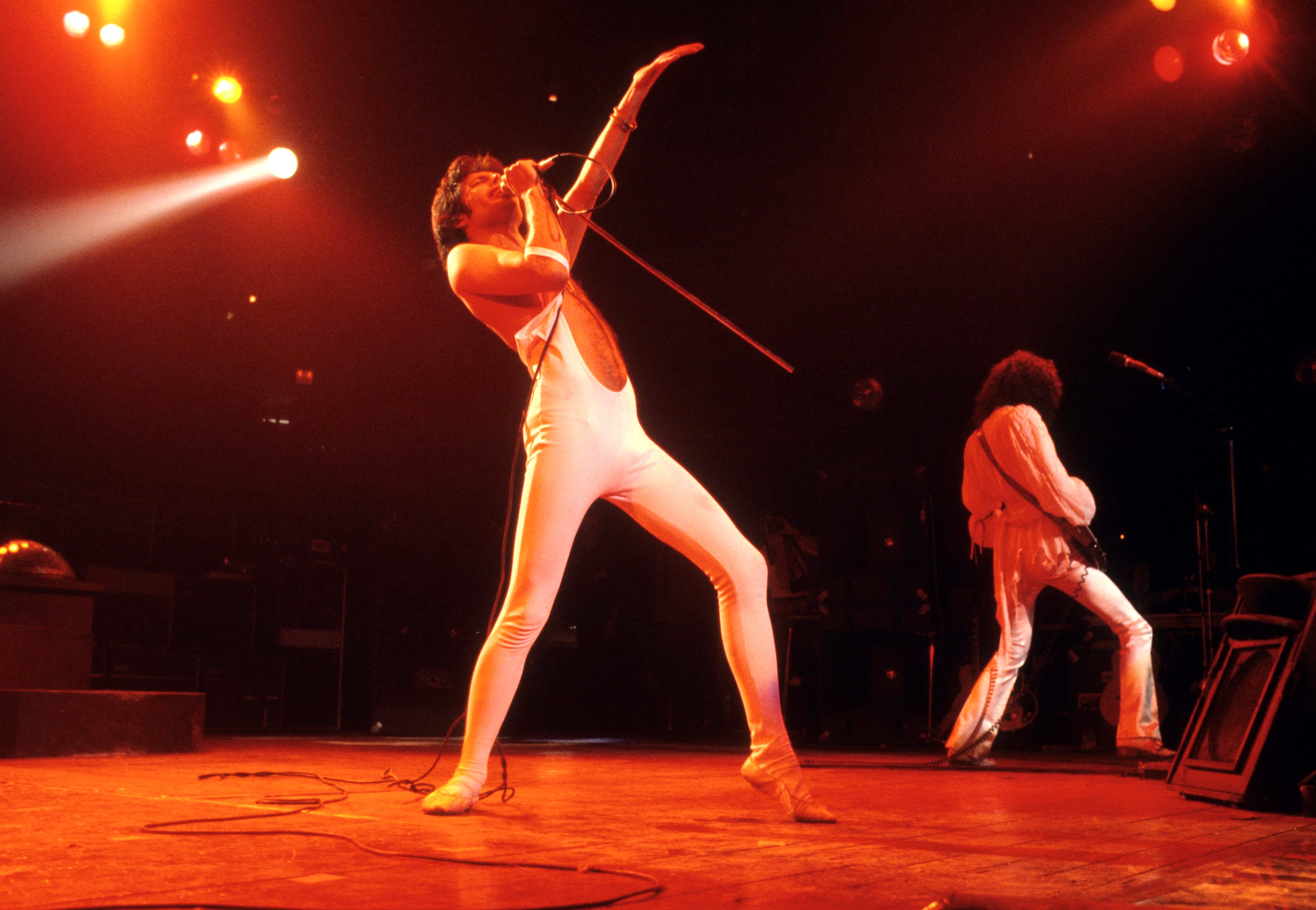 Freddie Mercury y Brian May de Queen actuando en el Madison Square Garden de Nueva York en1977